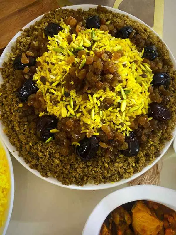 تصویر مرتبط با ایده‌های جذاب تزیین عدس پلو نذری با خرما، زرشک و گوشت چرخ‌کرده
