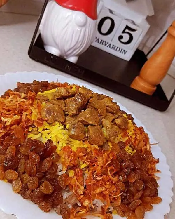 تصویر مرتبط با ایده‌های جذاب تزیین عدس پلو نذری با خرما، زرشک و گوشت چرخ‌کرده