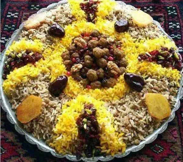 تصویر مرتبط با ایده‌های جذاب تزیین عدس پلو نذری با خرما، زرشک و گوشت چرخ‌کرده