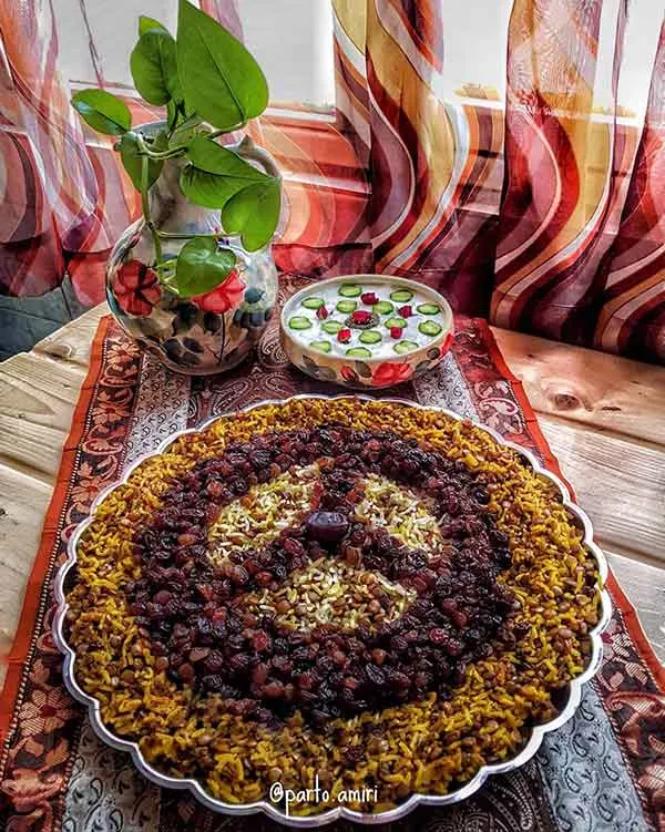 تصویر مرتبط با ایده‌های جذاب تزیین عدس پلو نذری با خرما، زرشک و گوشت چرخ‌کرده