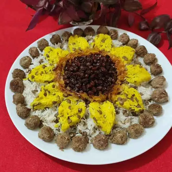تصویر مرتبط با ایده‌های جذاب تزیین عدس پلو نذری با خرما، زرشک و گوشت چرخ‌کرده