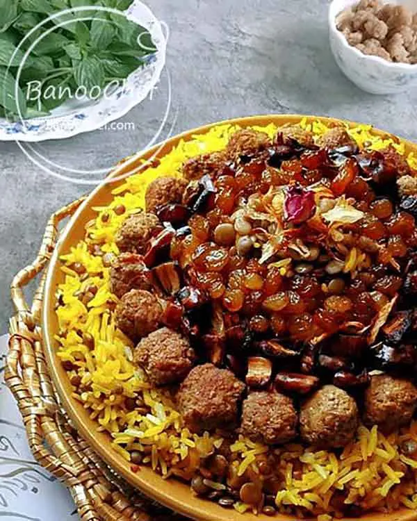 تصویر مرتبط با ایده‌های جذاب تزیین عدس پلو نذری با خرما، زرشک و گوشت چرخ‌کرده