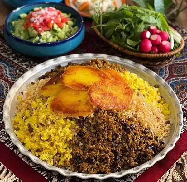 تصویر مرتبط با ایده‌های جذاب تزیین عدس پلو نذری با خرما، زرشک و گوشت چرخ‌کرده