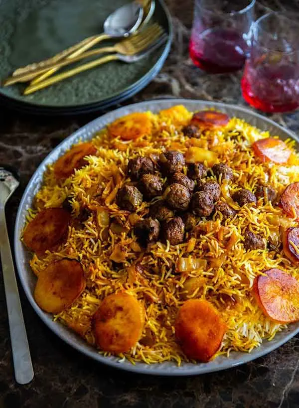 تصویر مرتبط با ایده‌های جذاب تزیین عدس پلو نذری با خرما، زرشک و گوشت چرخ‌کرده