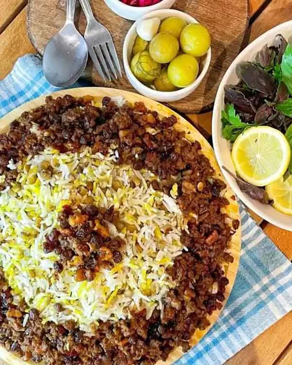 تصویر مرتبط با ایده‌های جذاب تزیین عدس پلو نذری با خرما، زرشک و گوشت چرخ‌کرده