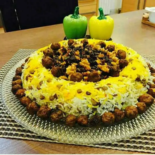 تصویر مرتبط با ایده‌های جذاب تزیین عدس پلو نذری با خرما، زرشک و گوشت چرخ‌کرده