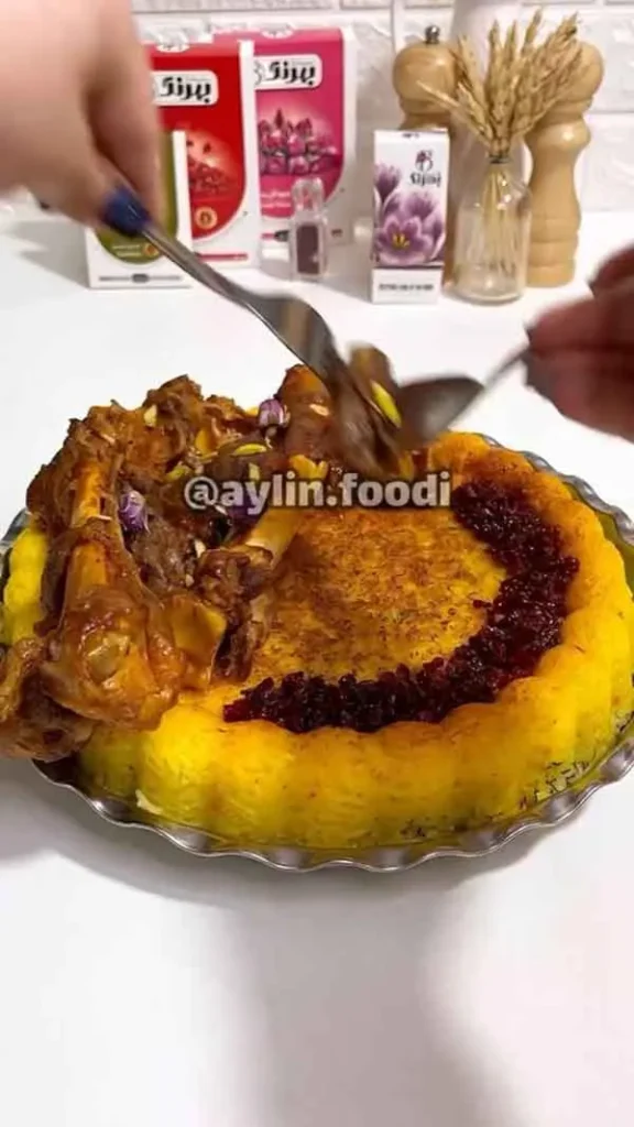 تصویر مرتبط با ایده‌های جذاب تزیین عدس پلو نذری با خرما، زرشک و گوشت چرخ‌کرده