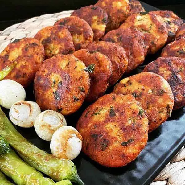 تصویر مرتبط با ایده‌های جذاب تزیین کوکو سیب زمینی برای شام‌های سبک و خوشمزه