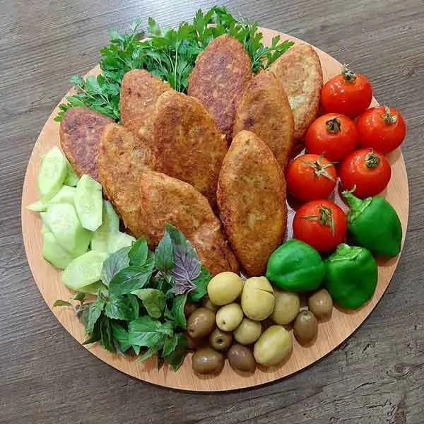 تصویر مرتبط با ایده‌های جذاب تزیین کوکو سیب زمینی برای شام‌های سبک و خوشمزه
