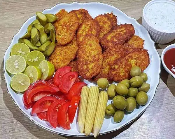 تصویر مرتبط با ایده‌های جذاب تزیین کوکو سیب زمینی برای شام‌های سبک و خوشمزه