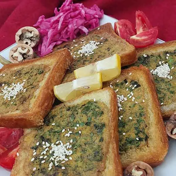 کوکو سبزی به صورت رولی روی کاغذ روغنی