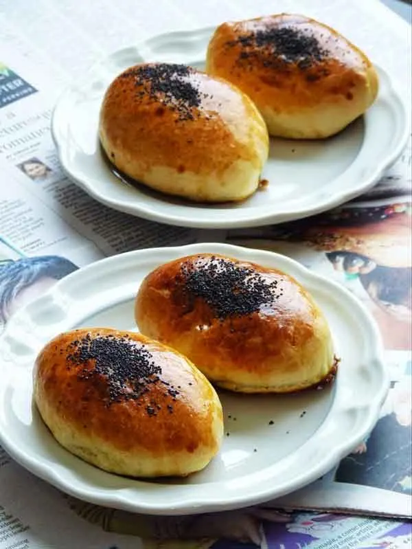 مواد گوشتی و سبزیجات داخل پیراشکی