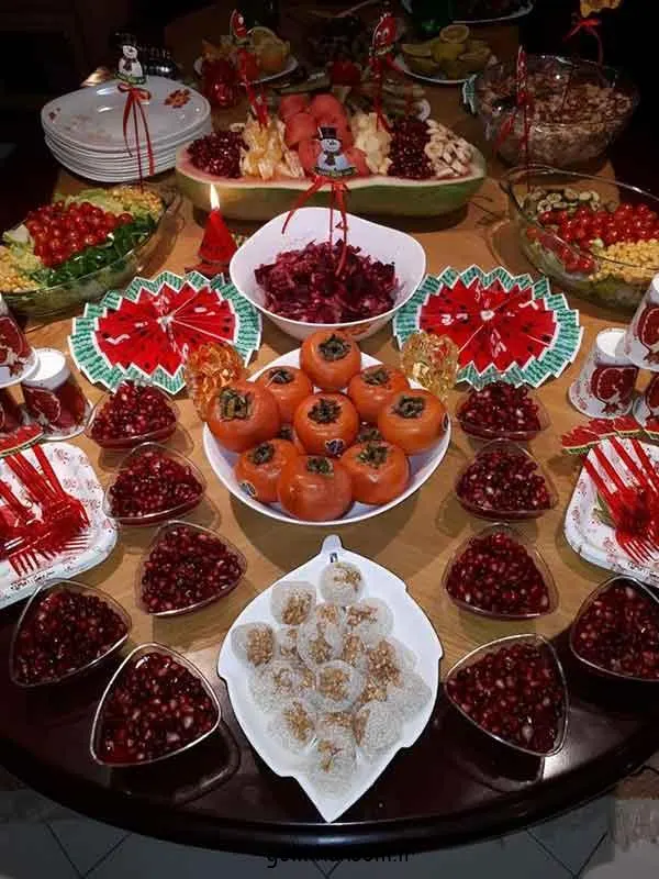 تصویر مرتبط با ایدههای ساده و شیک برای تزیین میز شب یلدا