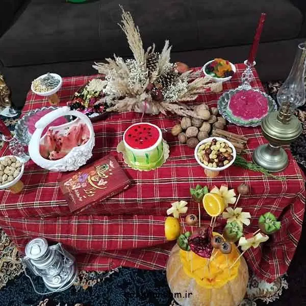 تصویر مرتبط با ایدههای ساده و شیک برای تزیین میز شب یلدا