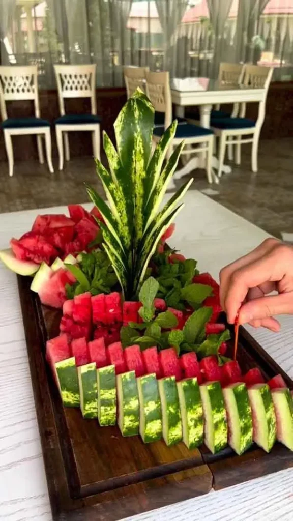 تصویر مرتبط با ایدههای جذاب و جدید تزیین هندوانه برای شب یلدا