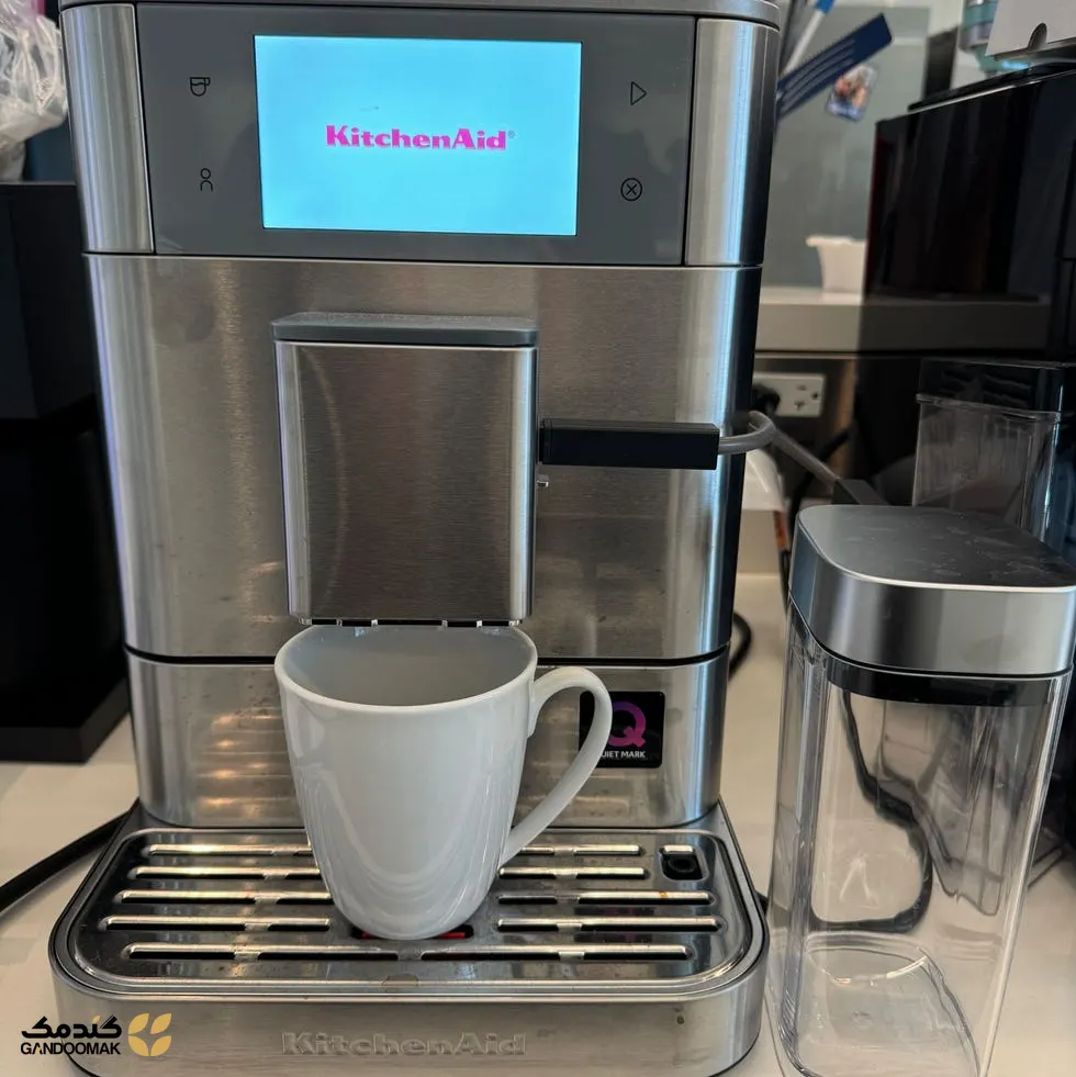 دستگاه کپسولی Nespresso Vertuo Plus روی میز آشپزخانه