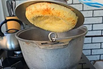 طرز تهیه نان تنوری ازبکی؛ نان تنوری ازبکی تازه و برشته در قابلمه بدون