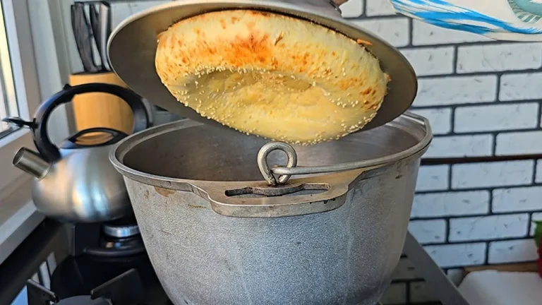طرز تهیه نان تنوری ازبکی؛ نان تنوری ازبکی تازه و برشته در قابلمه بدون