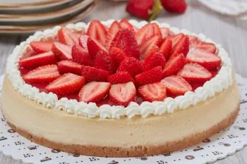 چیزکیک تنوری با خامه در قالب کمربندی