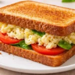 ساندویچ تخم مرغ و پنیر با گوجه خوشمزه و ساده