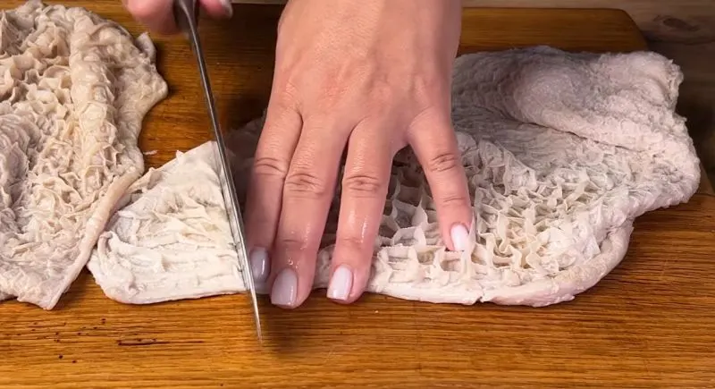 رشته رشته کردن سیرابی و پخت نهایی در سس