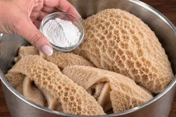 تهیه سیرابی سفید و بدون؛ پاک کردن سیرابی با جوش شیرین و سرکه برای از ب