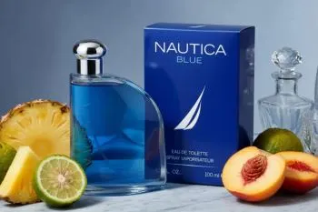۱۲ ادکلن مردانه مناسب برای؛ شیشه ادکلن Nautica Voyage با طراحی ساده و رنگ آب