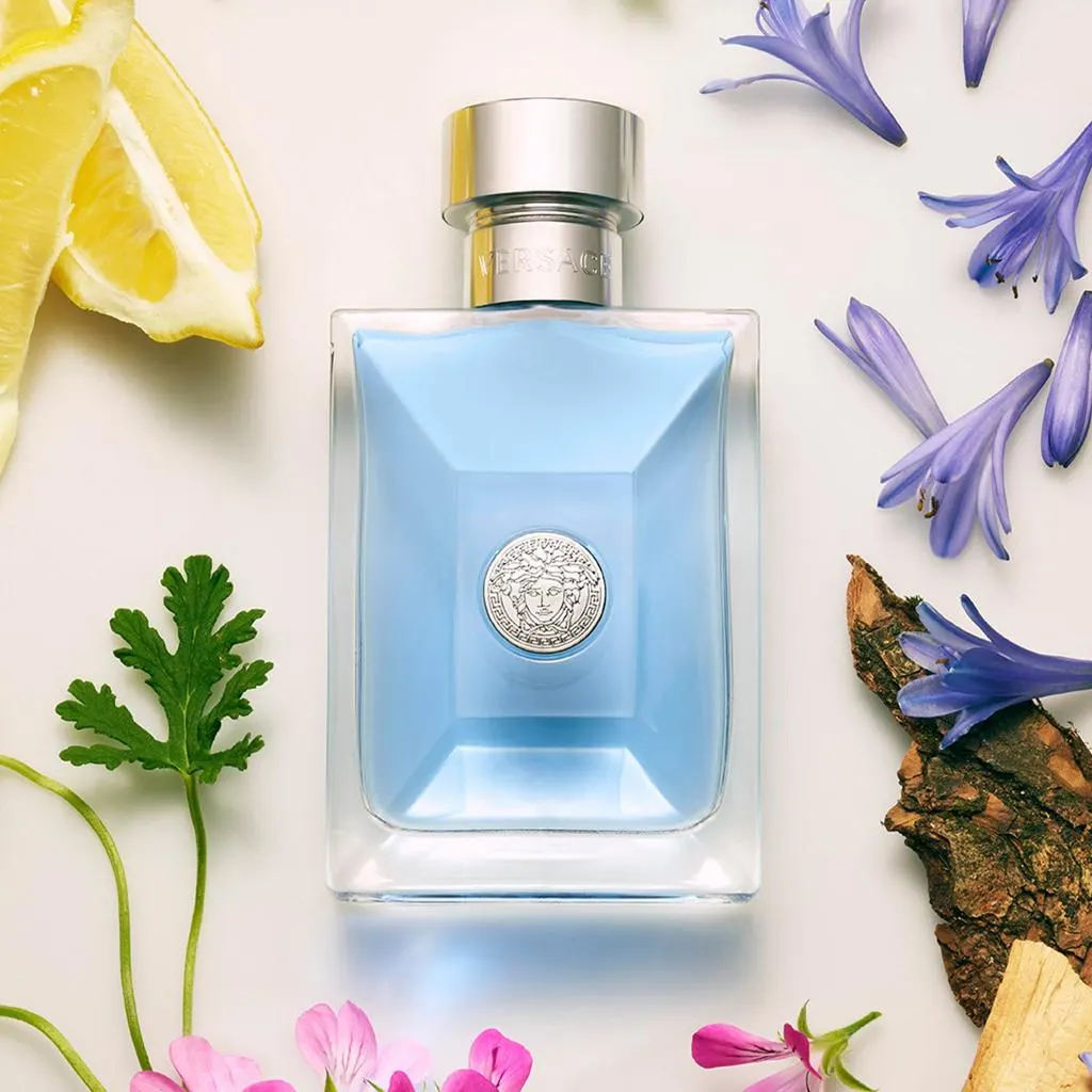 شیشه ادکلن Versace Dylan Blue با رنگ آبی تیره و طراحی مدرن