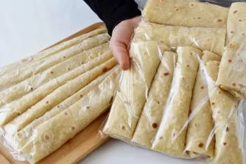 نگهداری نان لواش؛ نان لواش نرم و تازه در ظرف نگهداری