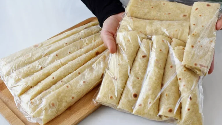 نگهداری نان لواش؛ تصویری از نان لواش نرم و تازه در حال نگهداری