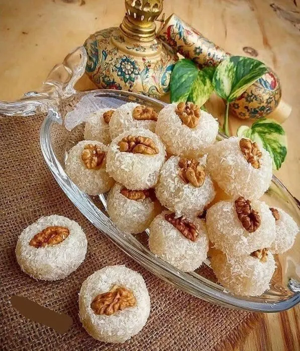 باسلوق با پودر نارگیل و گردوی تزئینی