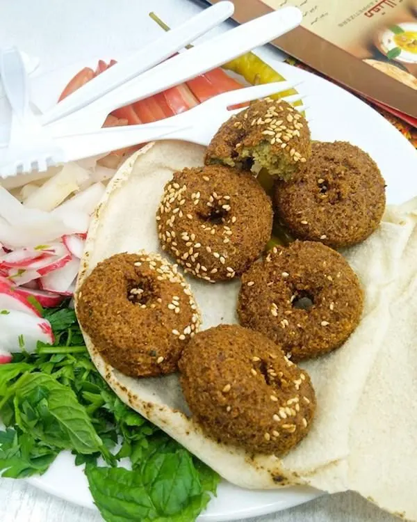 فلافل بیروتی آماده سرو در ظرف