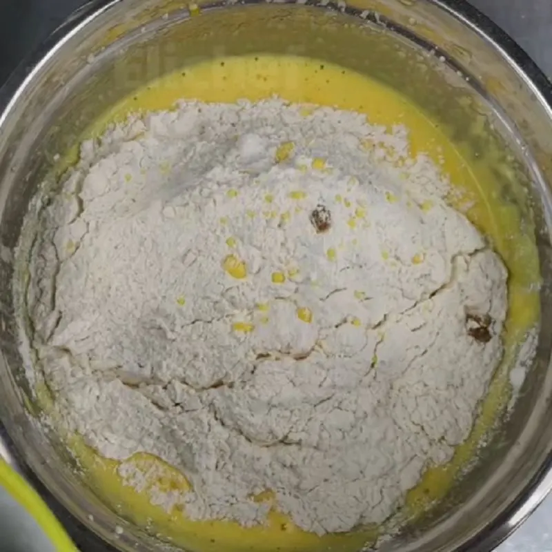 افزودن آرد و روغن به خمیر کلوچه