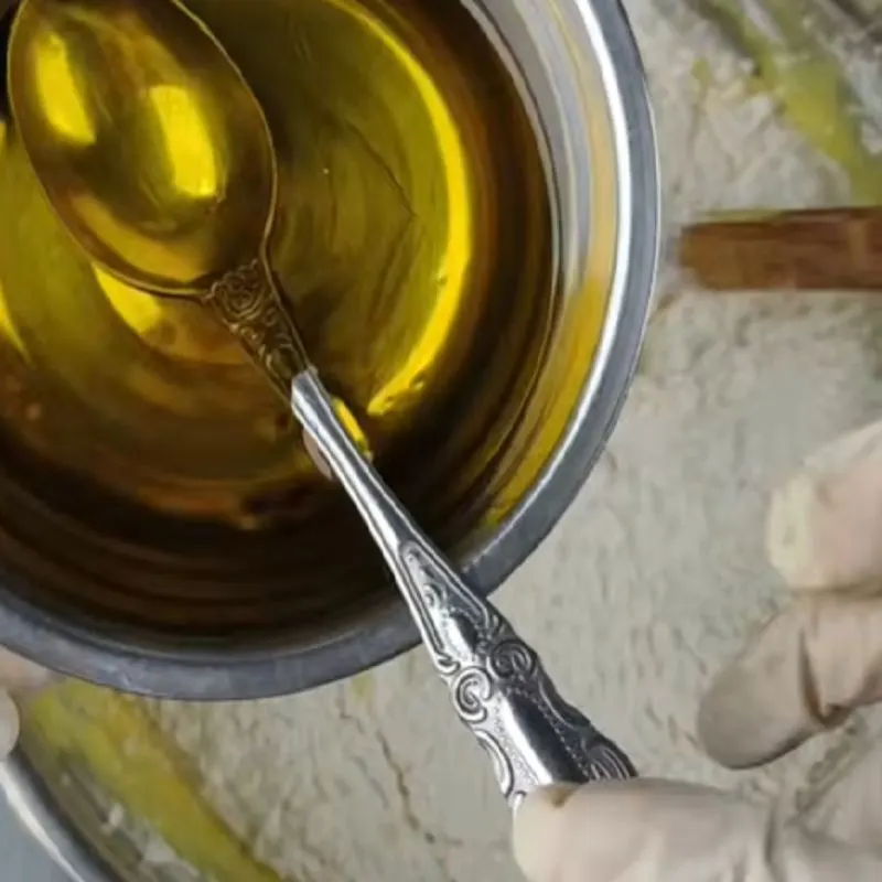 افزودن روغن مایع به خمیر