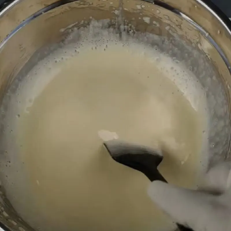 افزودن آب و شربت بار به مواد