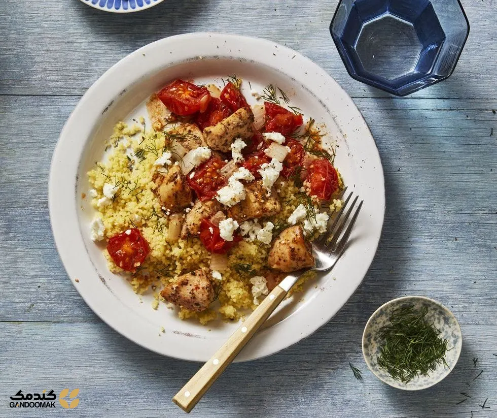 کاسه مرغ مدیترانه‌ای با گوجه‌فرنگی و کینوا