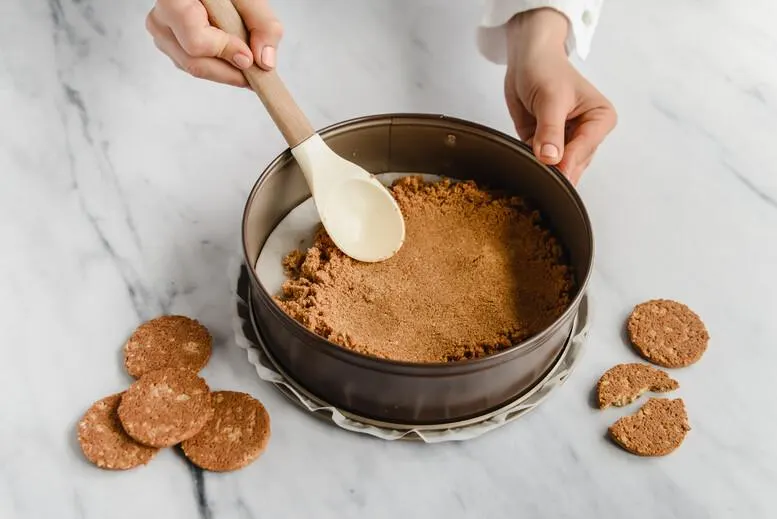 تصویر مرتبط با طرز تهیه چیزکیک بدون پخت با بیسکویت ساقه طلایی؛ دسر ساده و مجلسی بدون فر