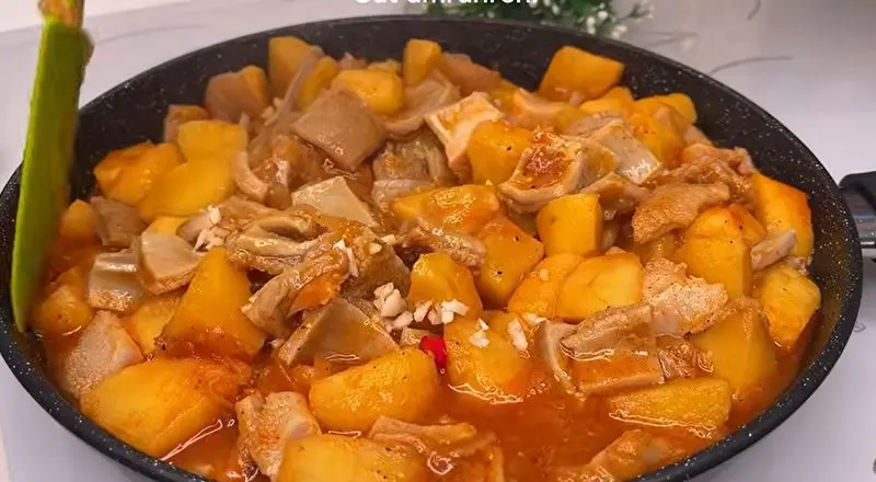 خوراک سیرابی سفید رستورانی با سیبزمینی و ادویههای معطر
