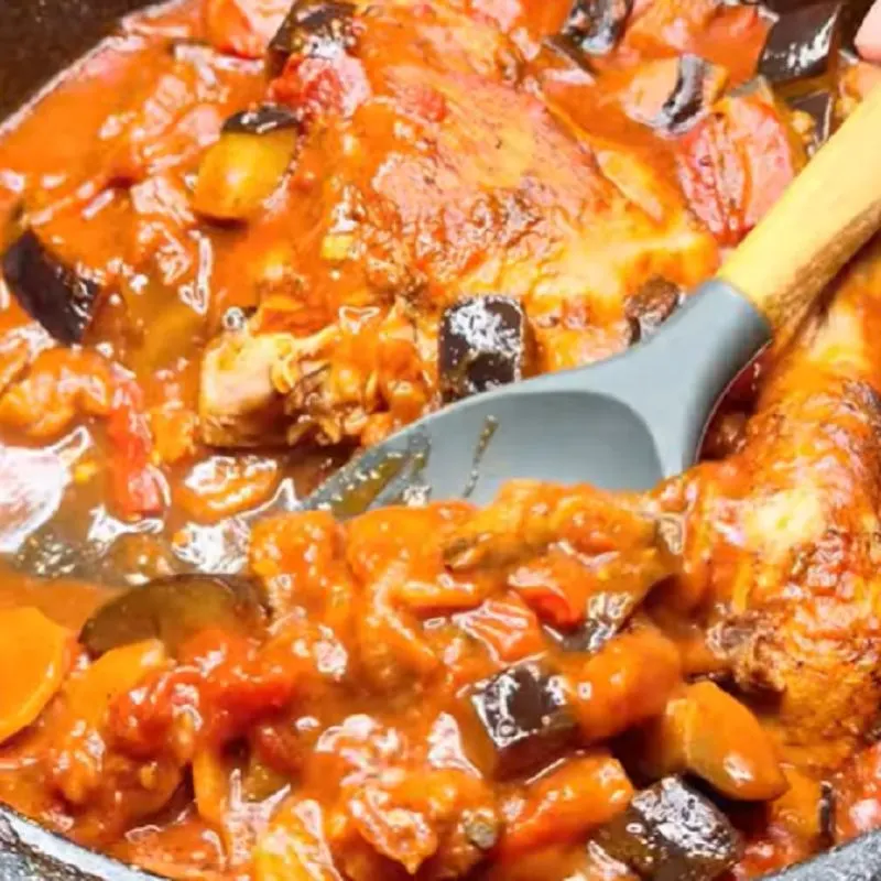 تصویر مرتبط با طرز تهیه مرغ و بادمجان با سبزیجات؛ غذای خوشرنگ و خوشطعم برای ناهار و شام