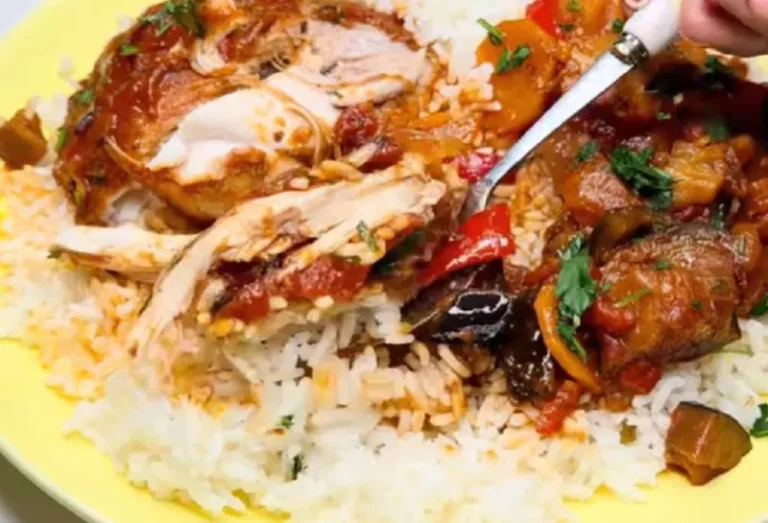 تصویر مرغ و بادمجان با سبزیجات در سس غلیظ و خوش‌رنگ