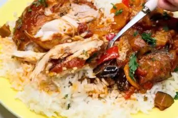 مرغ و بادمجان با سبزیجات در ظرف سرو
