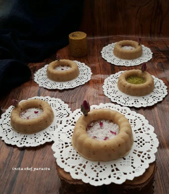 مخلوط آرد و شربت حلوا در حال هم زدن با کفگیر