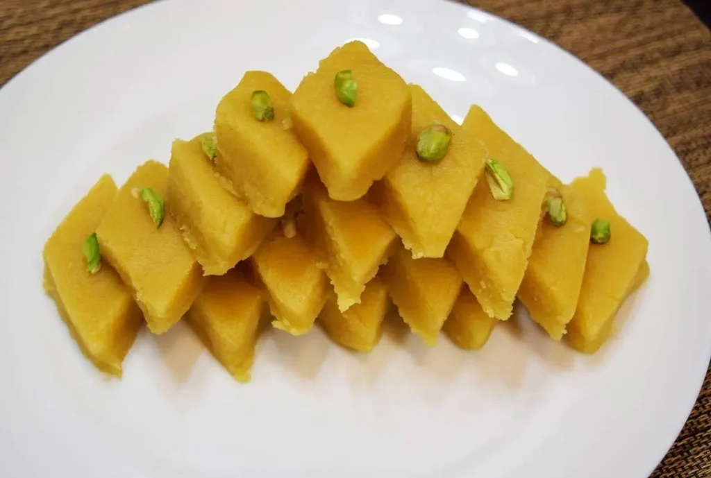تصویر مرتبط با طرز تهیه حلوای کفگیری تبریزی با بافت نرم و عطر دلانگیز