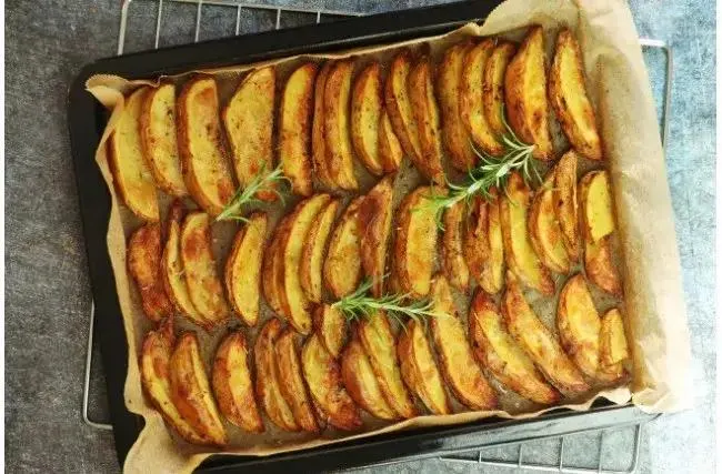 تصویر مرتبط با طرز تهیه سیب زمینی تنوری کم روغن با بافتی ترد و طلایی