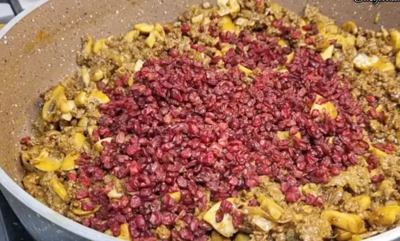 تصویر مرتبط با دستور تهیه قارچ پلو مجلسی با طعمی بینظیر و عطر دلانگیز
