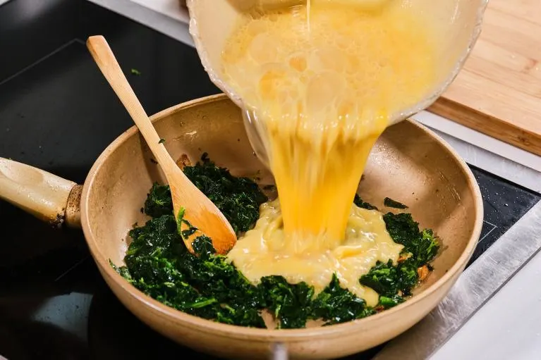 تصویر مرتبط با طرز تهیه املت اسفناج و پنیر؛ صبحانهای سریع و پروتئینی