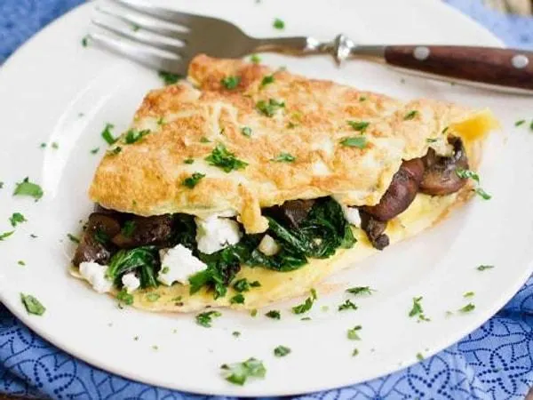 تصویر مرتبط با طرز تهیه املت اسفناج و پنیر؛ صبحانهای سریع و پروتئینی