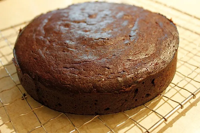 تصویر مرتبط با طرز تهیه کیک خیس شکلاتی با هات چاکلت؛ دسر نرم و خوشطعم شکلاتی