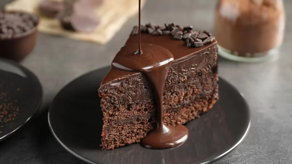 کیک شکلاتی نرم و مرطوب با سس هات چاکلت