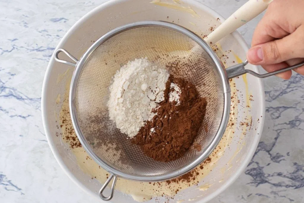 تصویر مرتبط با طرز تهیه کیک خیس شکلاتی با هات چاکلت؛ دسر نرم و خوشطعم شکلاتی